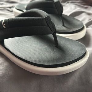 Kookaburra by Ugg black flip flops.